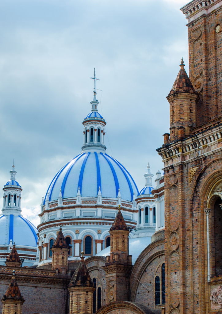 Cúpulas azules y blancas de una iglesia en Ecuador