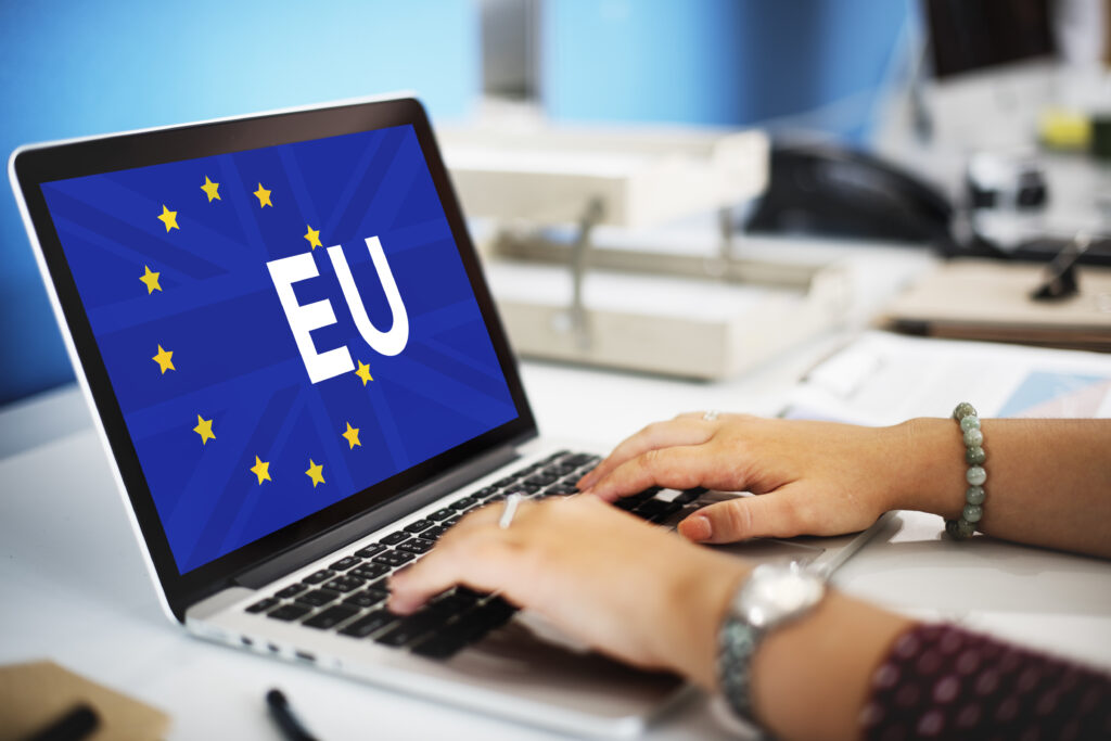 Computador con una imagen de la Unión Europea