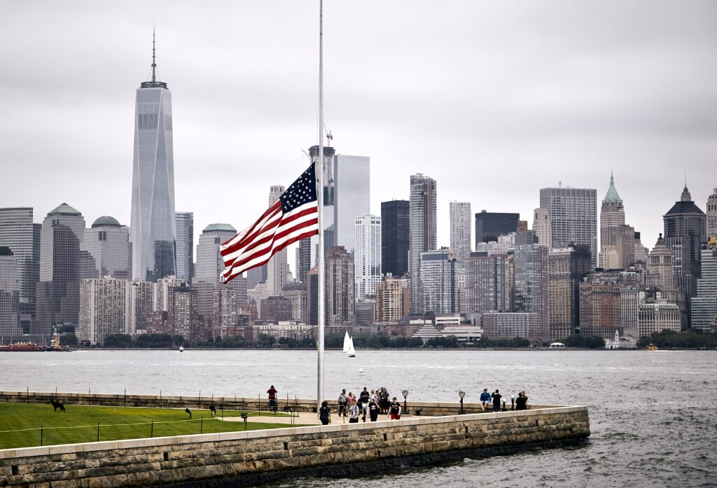 Bandera de Estados Unidos frente al horizonte de Manhattan